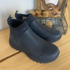 Woden Gummistøvler|Sko Med Ekstra Svangstøtte*Kort sort gummistøvle fra med svangstøtte og god stødabsorbering.