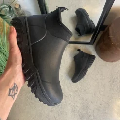 Woden Gummistøvler|Sko Med Ekstra Svangstøtte*Kort sort gummistøvle fra med svangstøtte og god stødabsorbering.