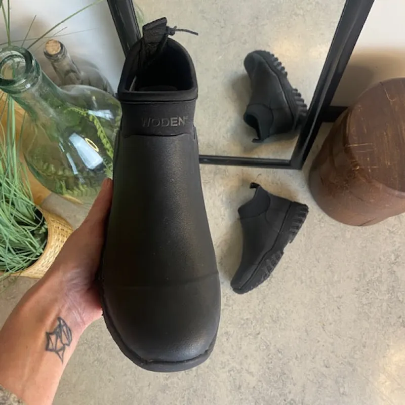 Woden Gummistøvler|Sko Med Ekstra Svangstøtte*Kort sort gummistøvle fra med svangstøtte og god stødabsorbering.