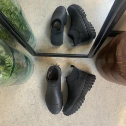 Woden Gummistøvler|Sko Med Ekstra Svangstøtte*Kort sort gummistøvle fra med svangstøtte og god stødabsorbering.