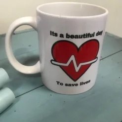 Sygeplejebutikken Gaver Til Sundhedspersonalet*Krus med citat: Its a beautiful day to save lives