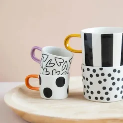 Sygeplejebutikken Gaver Til Sundhedspersonalet*Krus med håndtegnede hjerter og lyserød hank – romantisk og moderne design