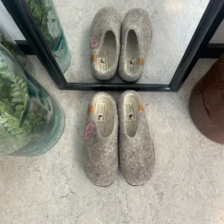 Green Comfort Hjemmesko|Sko Til Brede Fødder Og Høj Vrist*Lav uld hjemmesko med rågummisål og Støt Brysterne logo