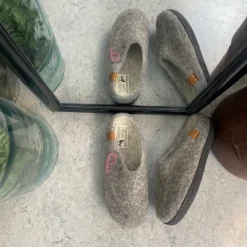 Green Comfort Hjemmesko|Sko Til Brede Fødder Og Høj Vrist*Lav uld hjemmesko med rågummisål og Støt Brysterne logo