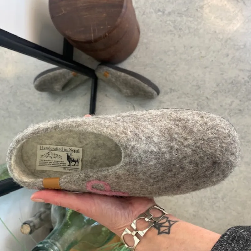 Green Comfort Hjemmesko|Sko Til Brede Fødder Og Høj Vrist*Lav uld hjemmesko med rågummisål og Støt Brysterne logo