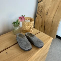 Green Comfort Hjemmesko|Overgangssko*Lav lys grå hjemmesko i uld med skridhæmmende såler fra