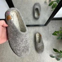 Green Comfort Hjemmesko|Overgangssko*Lav lys grå hjemmesko i uld med skridhæmmende såler fra