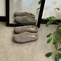 Green Comfort Hjemmesko|Overgangssko*Lav lys grå hjemmesko i uld med skridhæmmende såler fra