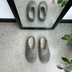 Green Comfort Hjemmesko|Overgangssko*Lav lys grå hjemmesko i uld med skridhæmmende såler fra