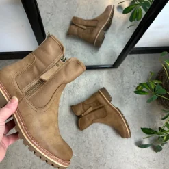 Sygeplejebutikken Sko På Tilbud*Lysbrun vinterstøvle med foer og smarte detaljer