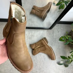 Sygeplejebutikken Sko På Tilbud*Lysbrun vinterstøvle med foer og smarte detaljer