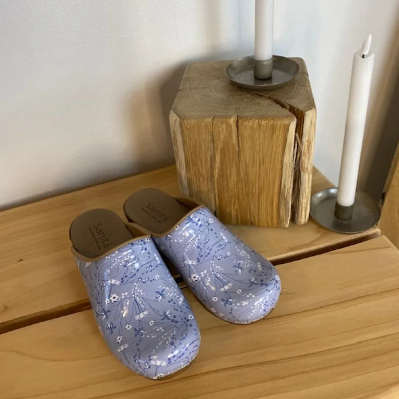 Sanita Clogs|Træsko Dame Modeller*Lyseblå -træsko med smukt blomsterprint.