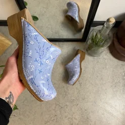 Sanita Clogs|Træsko Dame Modeller*Lyseblå -træsko med smukt blomsterprint.