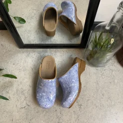 Sanita Clogs|Træsko Dame Modeller*Lyseblå -træsko med smukt blomsterprint.