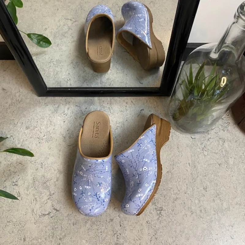 Sanita Clogs|Træsko Dame Modeller*Lyseblå -træsko med smukt blomsterprint.