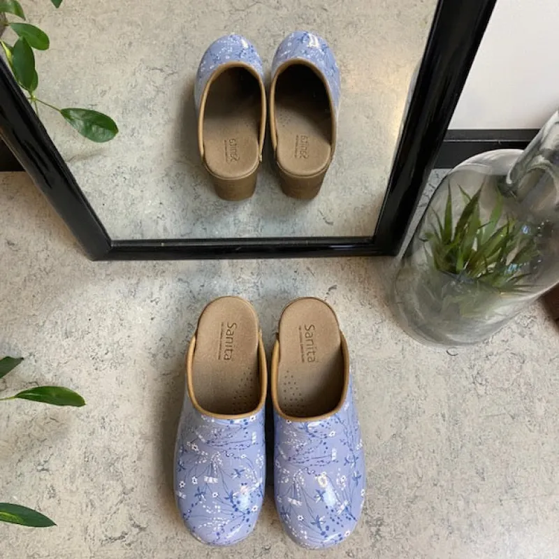 Sanita Clogs|Træsko Dame Modeller*Lyseblå -træsko med smukt blomsterprint.