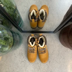 Sygeplejebutikken Vinterstøvler Damer|Overgangssko*Lysebrun damestøvle med snørebånd, lynlås og varmt for – dekorativ spænde og TPR-sål