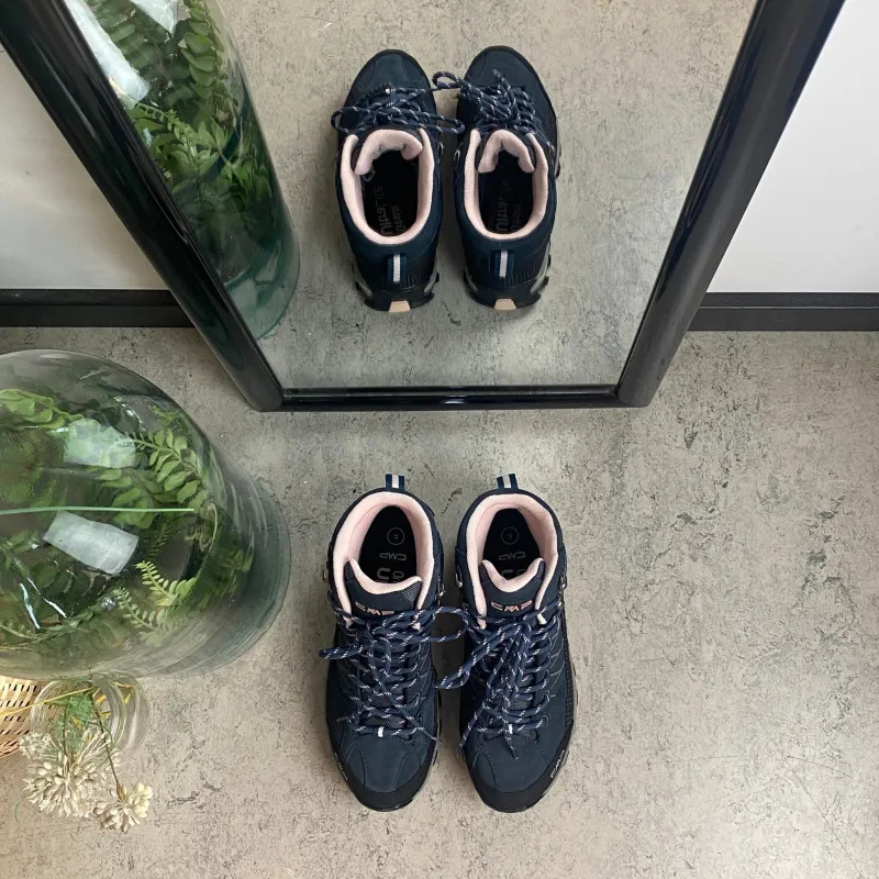 CMP Knyster - Hallux Valgus|Diabetes Fødder*Mørkeblå vandtætte vandrestøvler fra med pink detaljer.