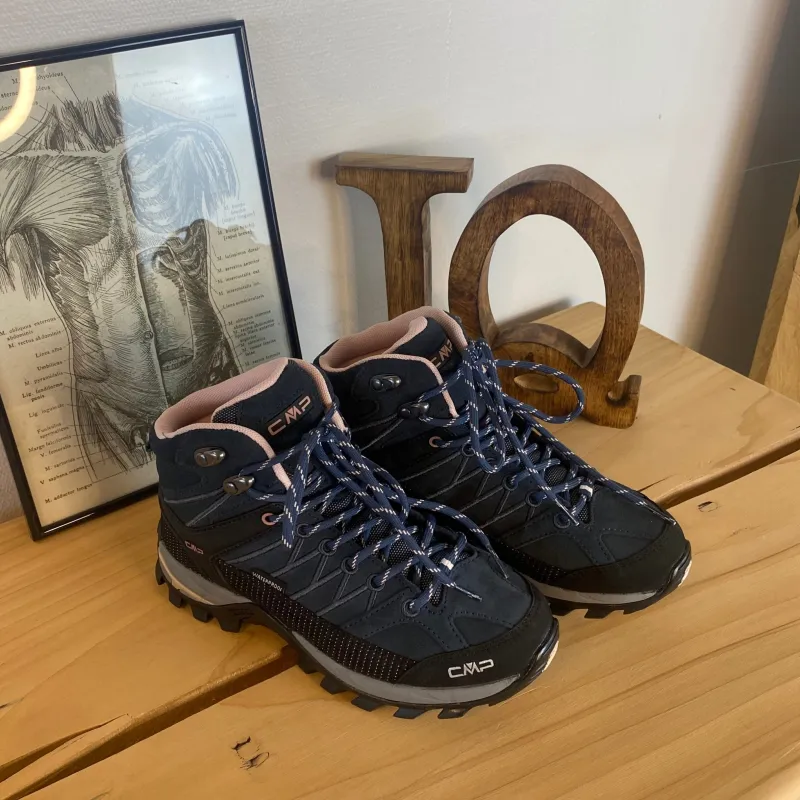 CMP Knyster - Hallux Valgus|Diabetes Fødder*Mørkeblå vandtætte vandrestøvler fra med pink detaljer.