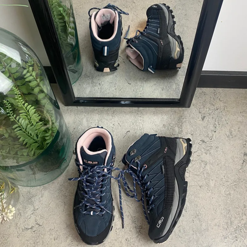 CMP Knyster - Hallux Valgus|Diabetes Fødder*Mørkeblå vandtætte vandrestøvler fra med pink detaljer.