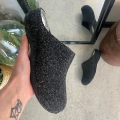 Sygeplejebutikken Hjemmesko|Kolde Fødder*Mørkegrå filthjemmesko - som giver dig komfort og varme