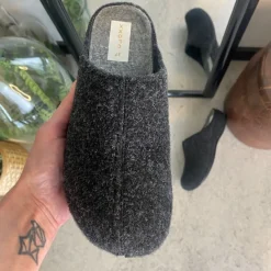 Sygeplejebutikken Hjemmesko|Kolde Fødder*Mørkegrå filthjemmesko - som giver dig komfort og varme