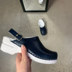 Sygeplejebutikken Sko På Tilbud*Navy skind træsko med rem