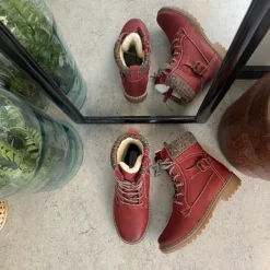 Sygeplejebutikken Rød Støvle|Vinterstøvler Damer*Rød damestøvle med snørebånd, lynlås og varmt for – dekorativ spænde og TPR-sål