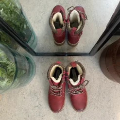 Sygeplejebutikken Rød Støvle|Vinterstøvler Damer*Rød damestøvle med snørebånd, lynlås og varmt for – dekorativ spænde og TPR-sål