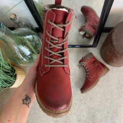 Sygeplejebutikken Rød Støvle|Vinterstøvler Damer*Rød damestøvle med snørebånd, lynlås og varmt for – dekorativ spænde og TPR-sål