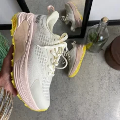 Sygeplejebutikken Knyster - Hallux Valgus|Leddegigt*Råhvide letvægtssko med rosa Nonslip ydersål