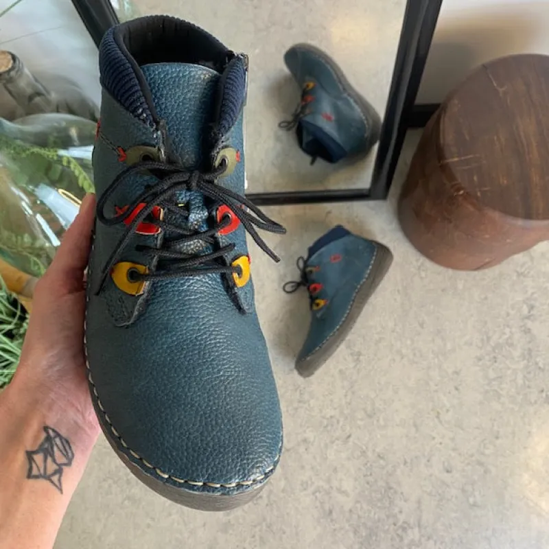 Rieker Kort Støvle Dame|Blå Støvler*– kort blå støvle med snøre og lynlås.