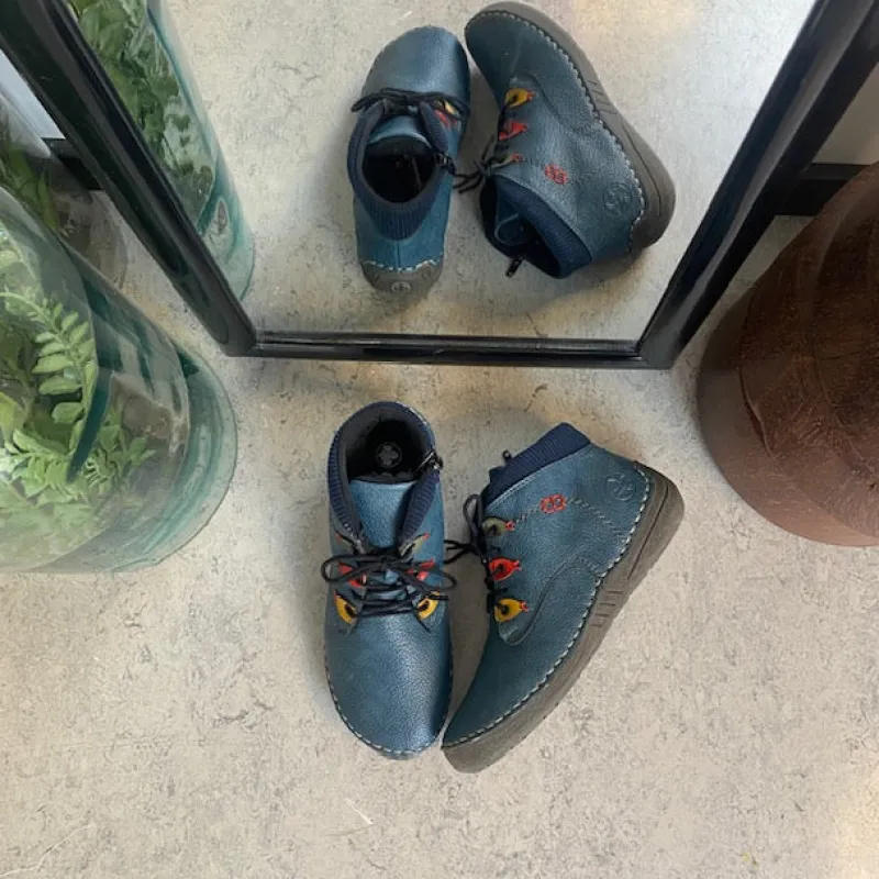 Rieker Kort Støvle Dame|Blå Støvler*– kort blå støvle med snøre og lynlås.