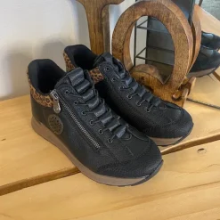 Rieker Kort Støvle Dame|Sorte Støvletter*Step-in støvle med flotte detaljer