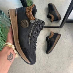 Rieker Kort Støvle Dame|Sorte Støvletter*Step-in støvle med flotte detaljer