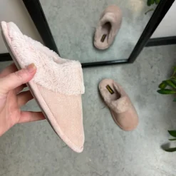 Sygeplejebutikken Hjemmesko|Sko På Tilbud*Rosa hjemmesko med synlig pelskant