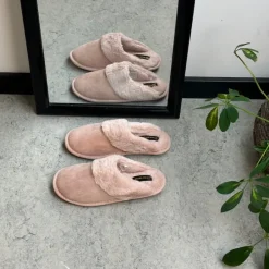Sygeplejebutikken Hjemmesko|Sko På Tilbud*Rosa hjemmesko med synlig pelskant