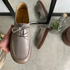 Sygeplejebutikken Sommersko Dame|Stødabsorberende Sko*Sandfarvet snøresko i læder med god stødabsorbering.