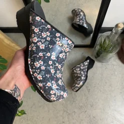 Sanita Clogs|Træsko Dame Modeller*tøffel-træsko med sort/hvide blomster