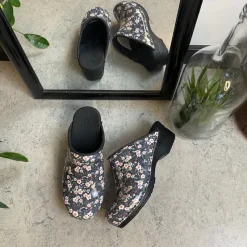 Sanita Clogs|Træsko Dame Modeller*tøffel-træsko med sort/hvide blomster