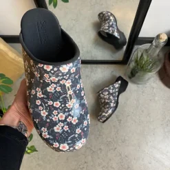 Sanita Clogs|Træsko Dame Modeller*tøffel-træsko med sort/hvide blomster