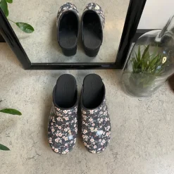 Sanita Clogs|Træsko Dame Modeller*tøffel-træsko med sort/hvide blomster