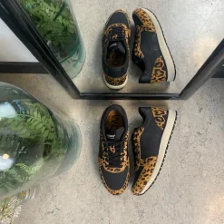 Woden Sommersko Dame|Overgangssko*Smarte sneakers i sort mix med leopardmønster.
