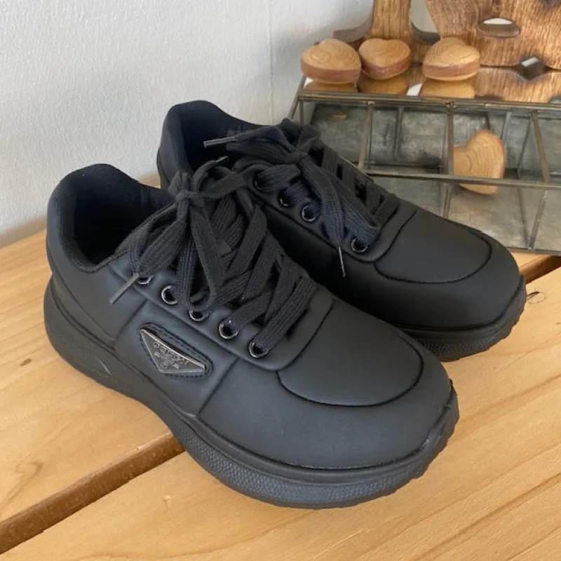 Sygeplejebutikken Kondi Sko|Stødabsorberende Sko*Sort damesko i blød PU med snørebånd og dekorative syninger – komfortabel hverdagssko