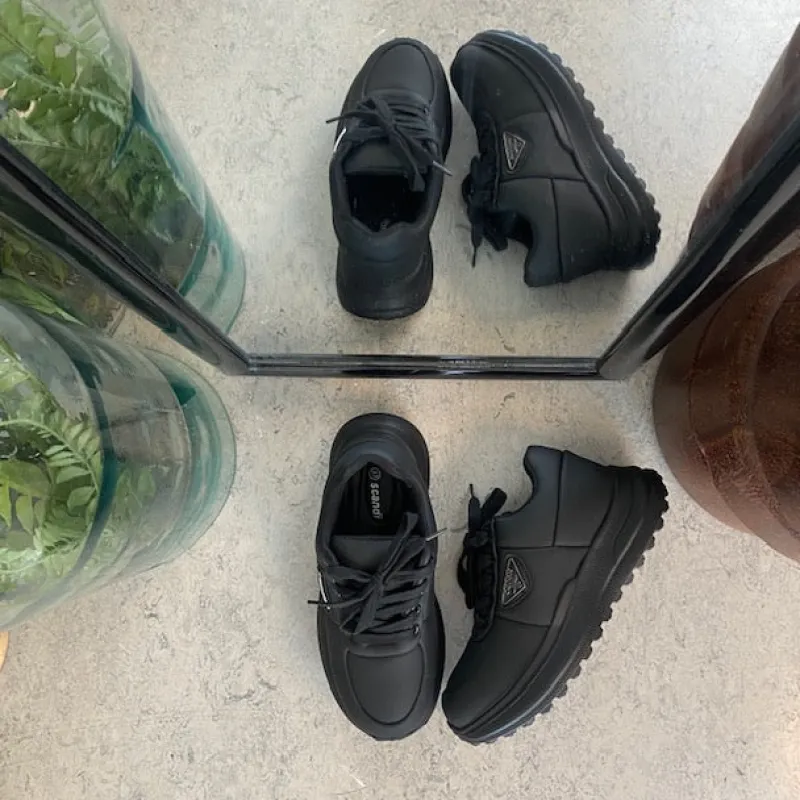 Sygeplejebutikken Kondi Sko|Stødabsorberende Sko*Sort damesko i blød PU med snørebånd og dekorative syninger – komfortabel hverdagssko