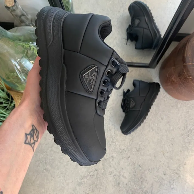 Sygeplejebutikken Kondi Sko|Stødabsorberende Sko*Sort damesko i blød PU med snørebånd og dekorative syninger – komfortabel hverdagssko