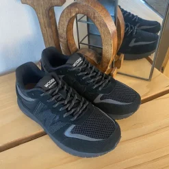 Woden Kondi Sko|Stødabsorberende Sko*Sort letvægtssko i åndbart materiale fra .