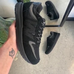 Woden Kondi Sko|Stødabsorberende Sko*Sort letvægtssko i åndbart materiale fra .