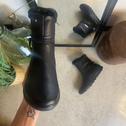 Rieker Kort Støvle Dame|Billige Vinter Støvler*Sort støvle med elegante detaljer