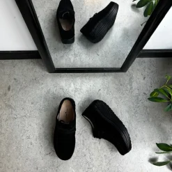 Sygeplejebutikken Sko På Tilbud*Sort ruskindssko med gængesål og svangstøtte